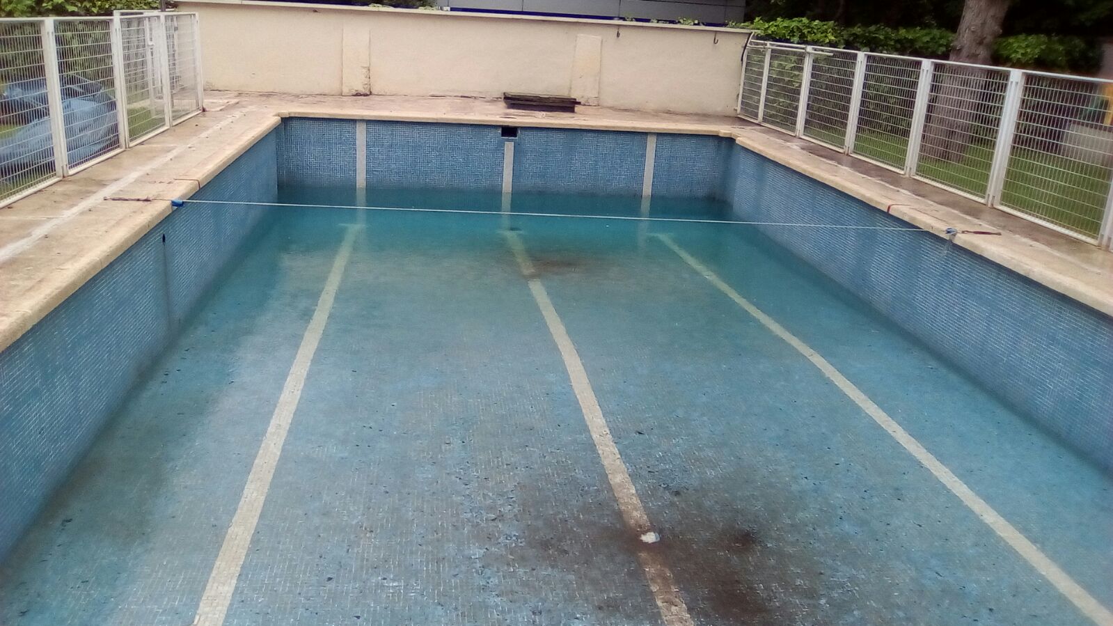 Piscina sucia y vacía antes de la puesta a punto