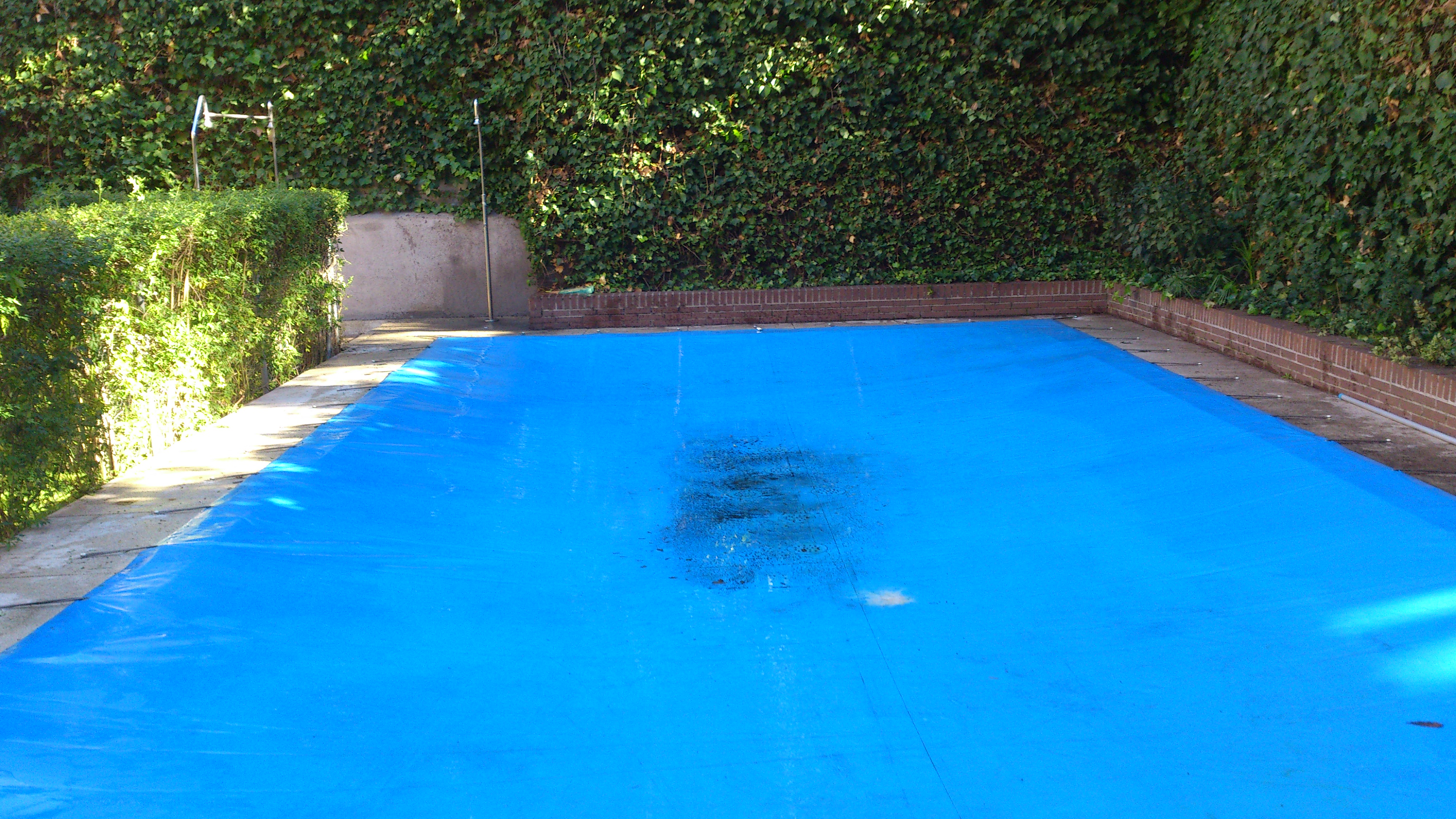 Piscina con lona de invernaje colocada