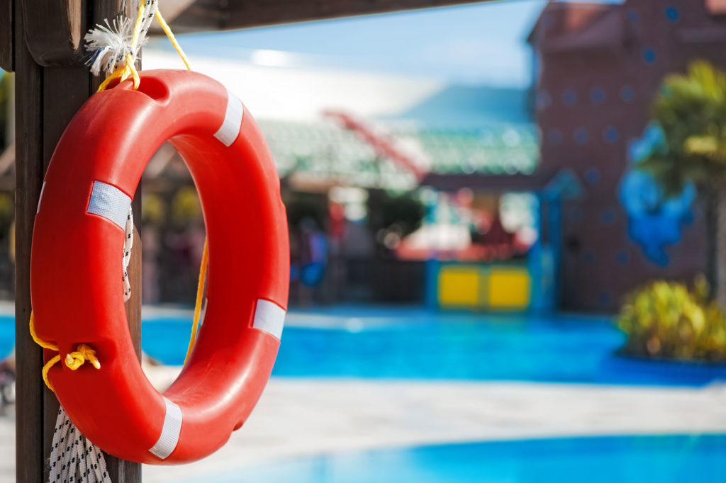 Aro salvavidas en piscina comunitaria